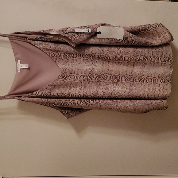 Plus size top! Perfect under a blazer! - Picture 1 of 4